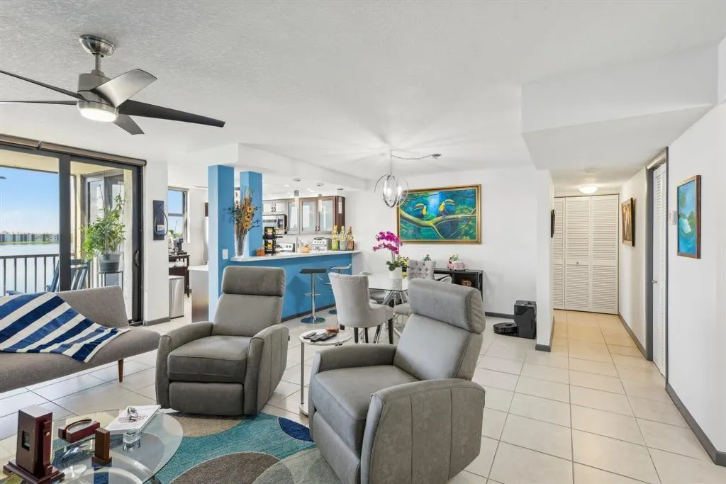106 Lake Emerald Dr, #414