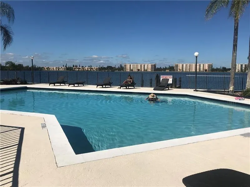 112 Lake Emerald, #206
