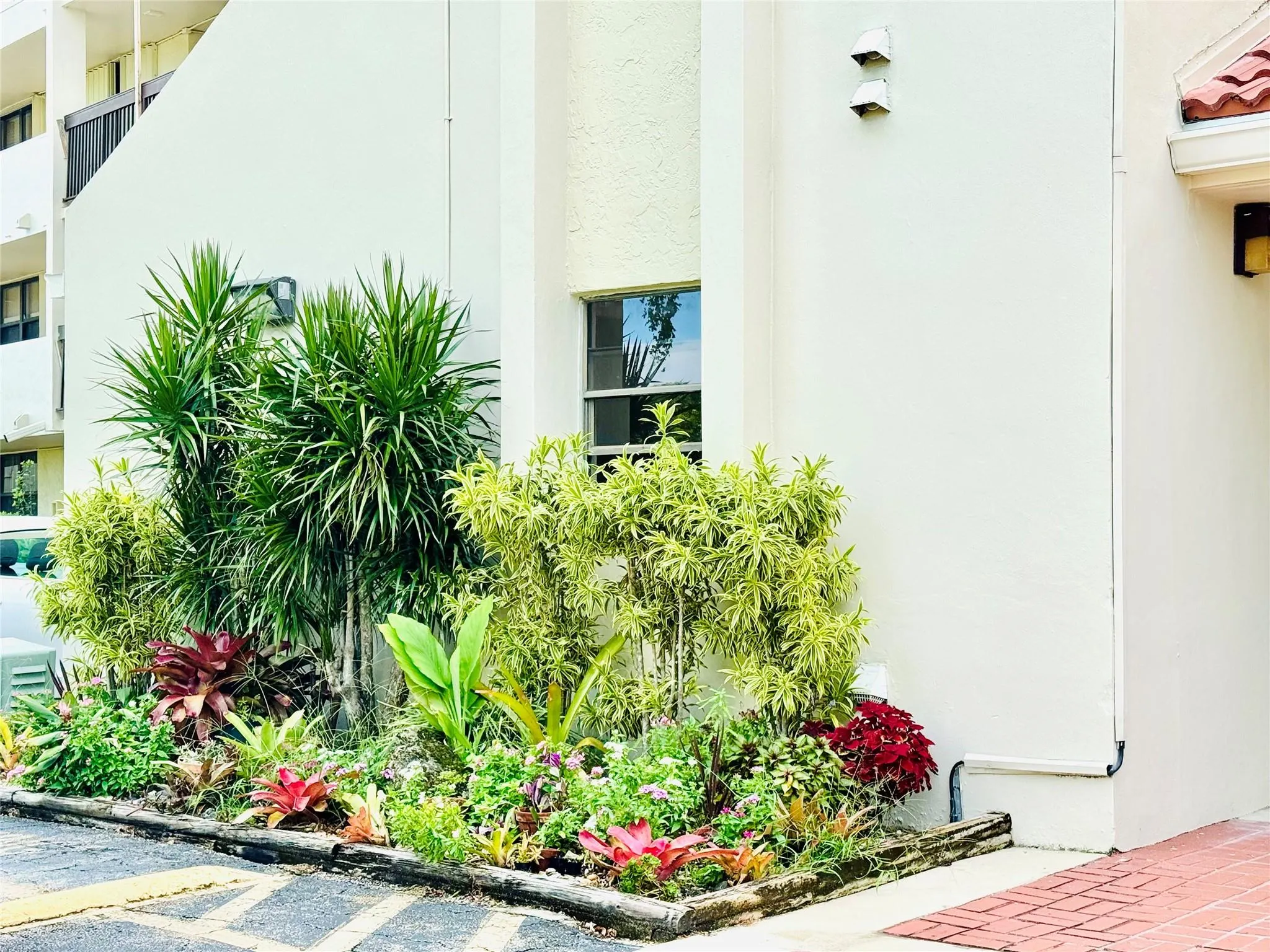 112 Lake Emerald, #206