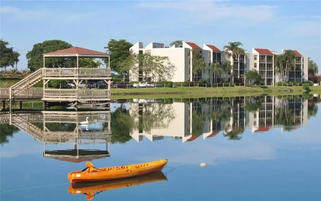 112 Lake Emerald, #206