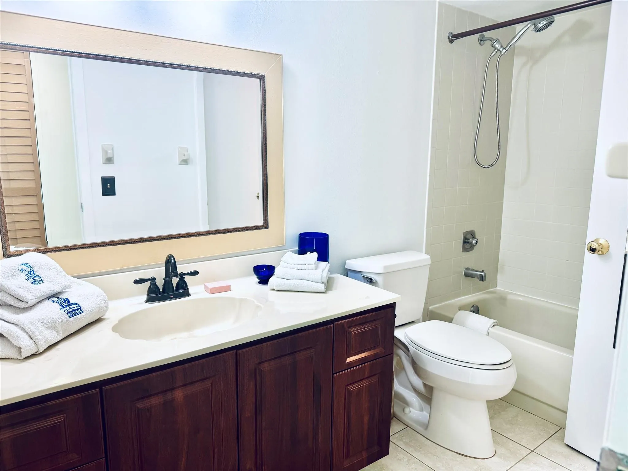 112 Lake Emerald, #206