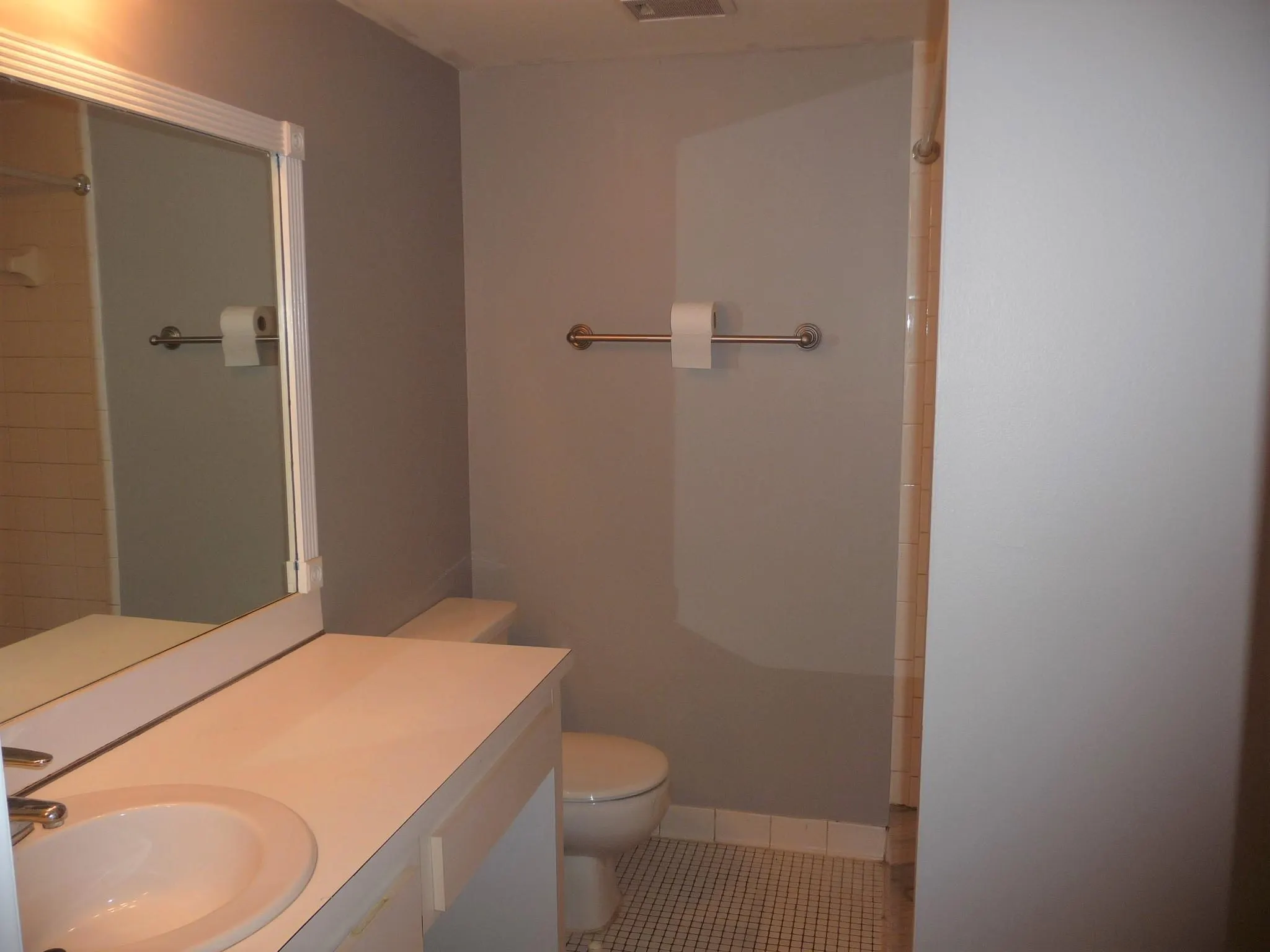 608 Gardens Dr, #204