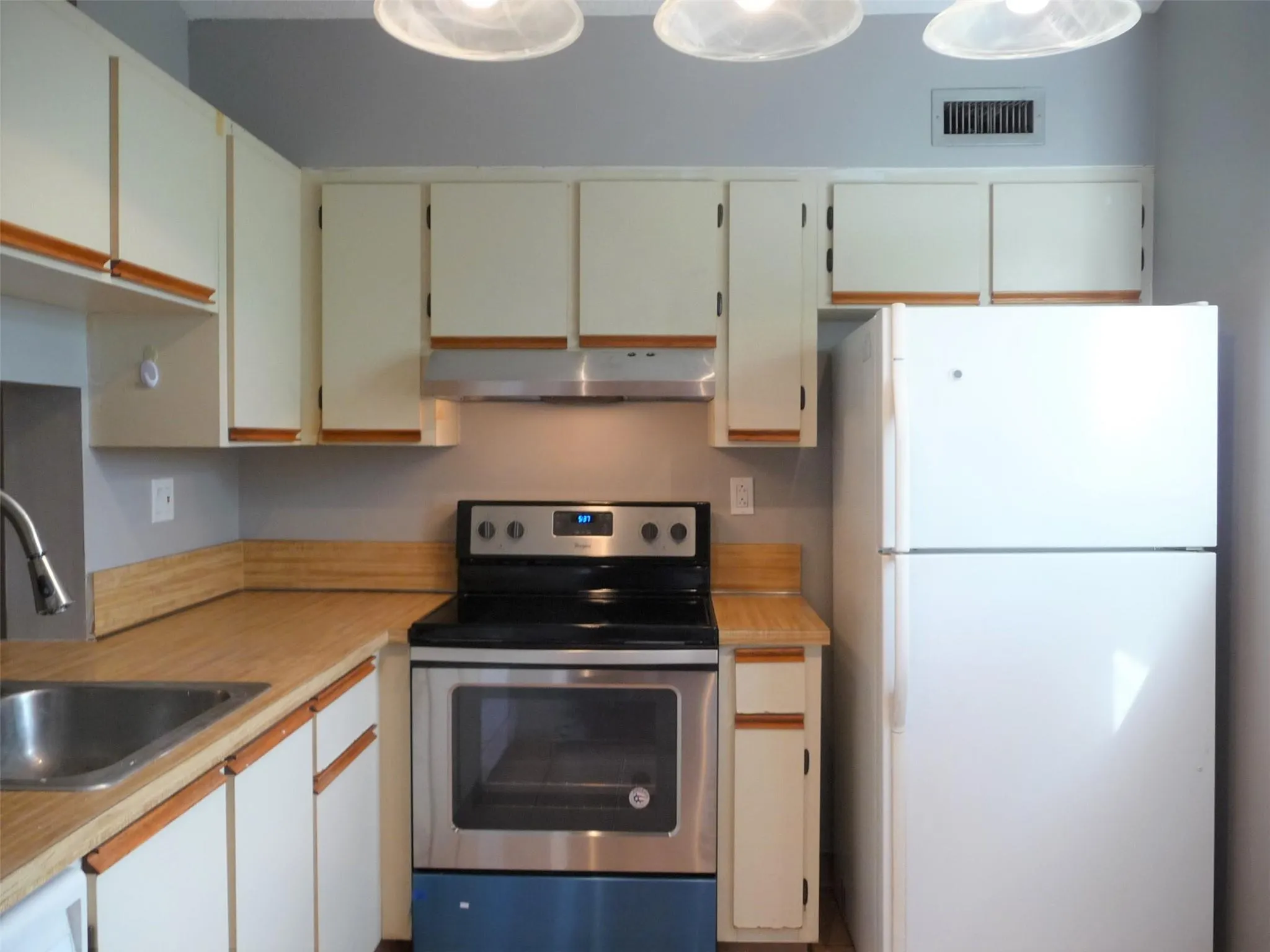 608 Gardens Dr, #204