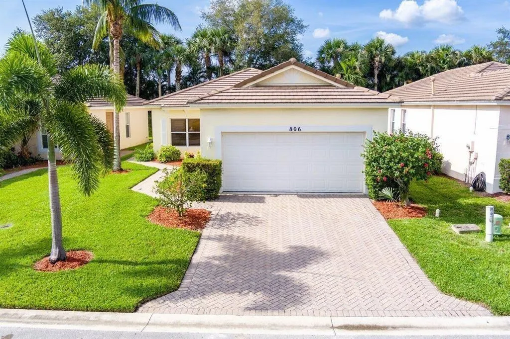 806 SW Rocky Bayou Ter