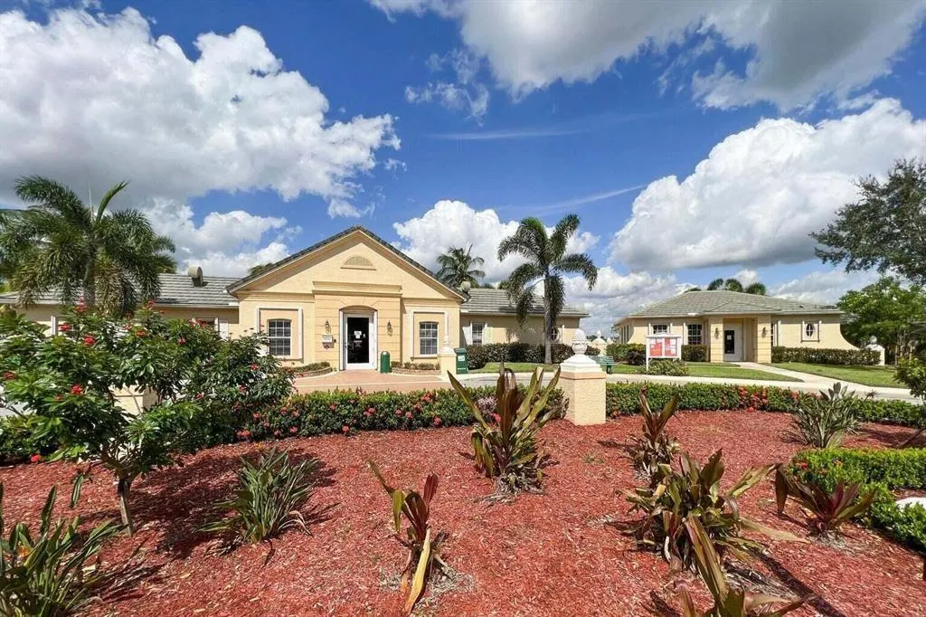 806 SW Rocky Bayou Ter
