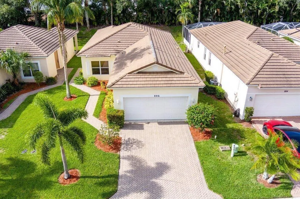 806 SW Rocky Bayou Ter