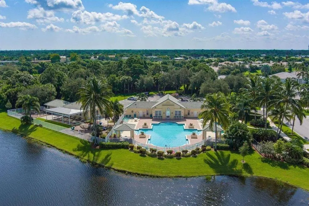 806 SW Rocky Bayou Ter