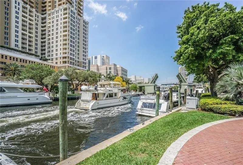 347 N New River Dr E, #2106
