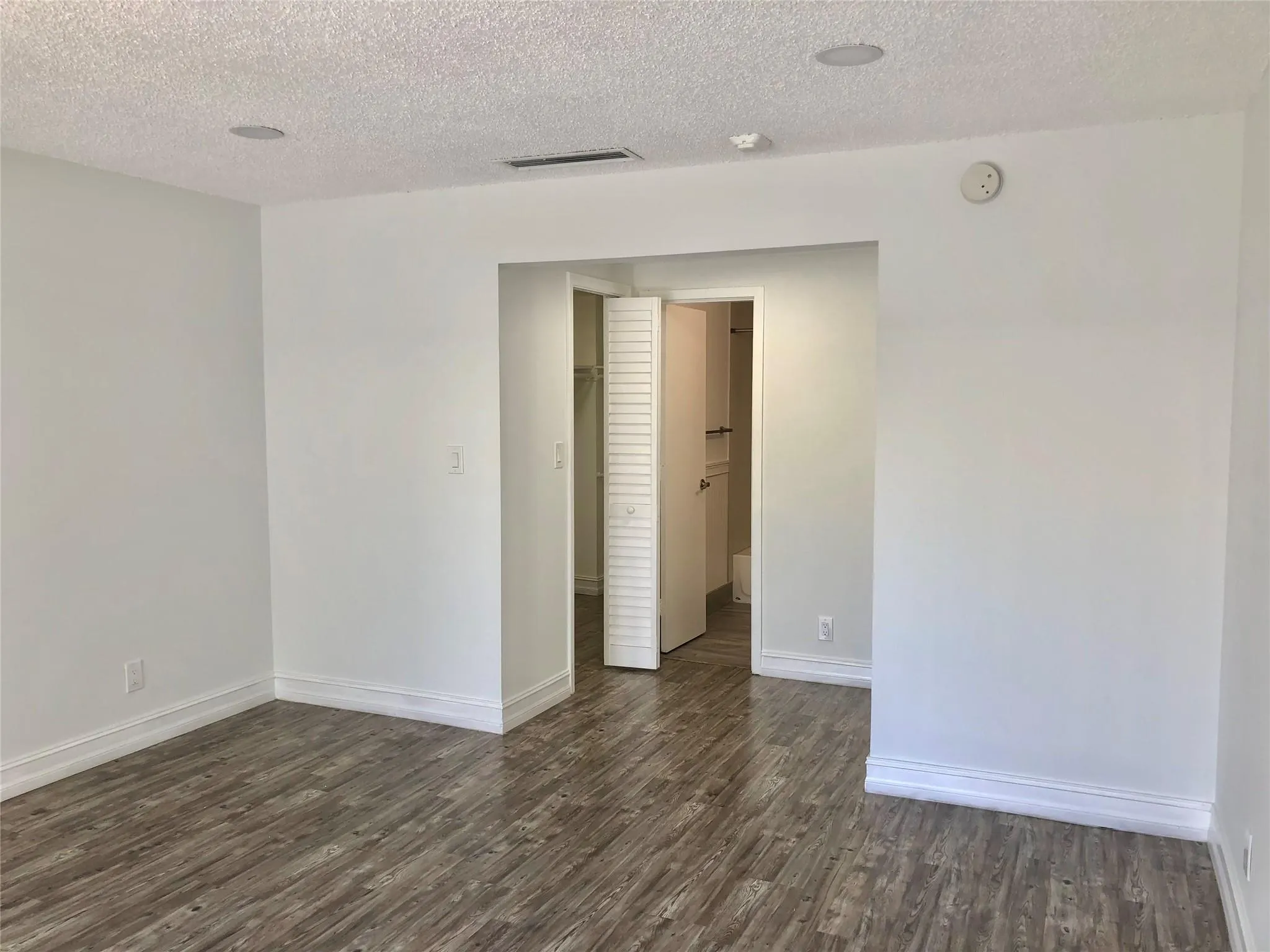 3212 NE 12th St, #203