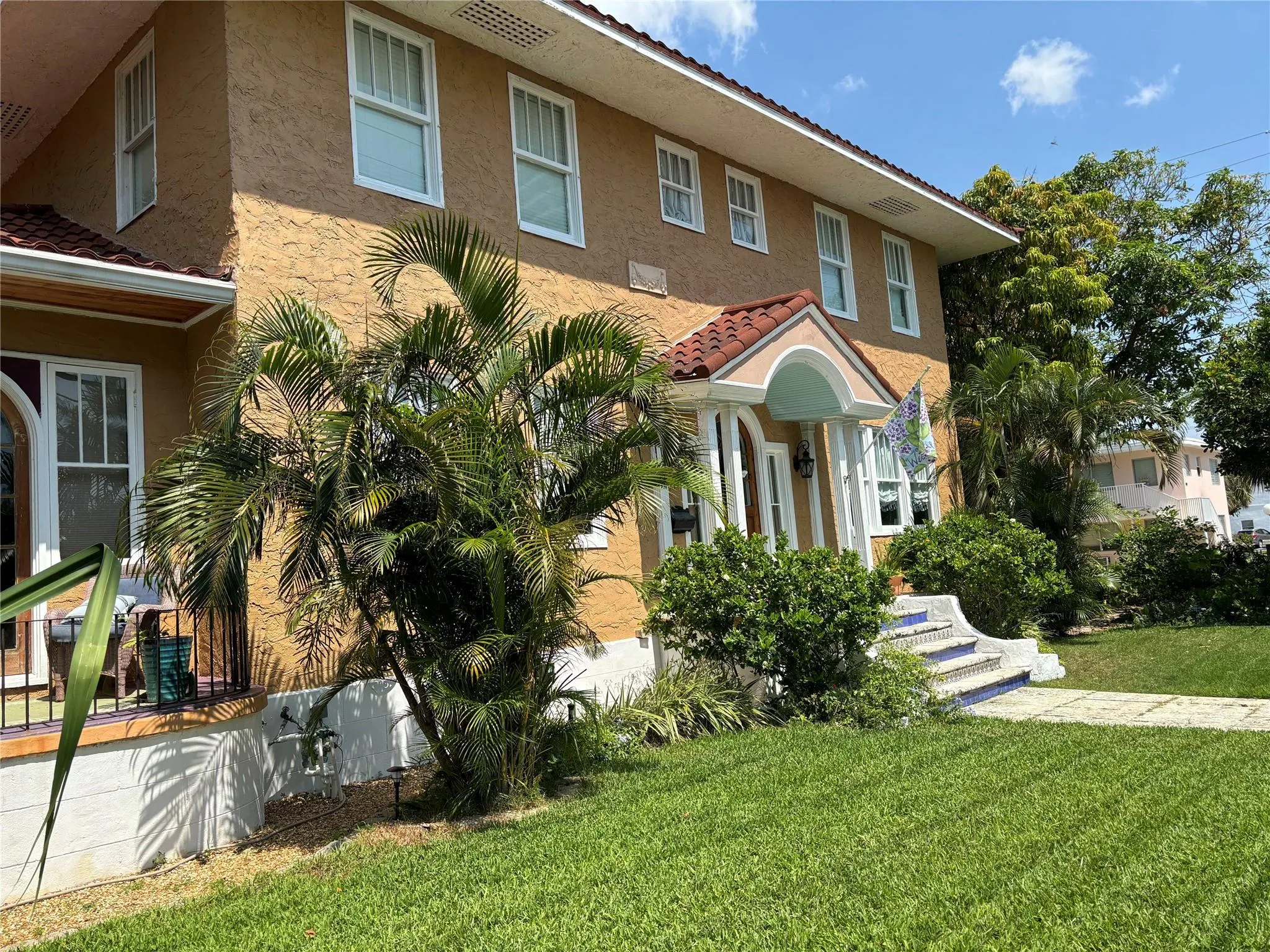 1611 S Olive