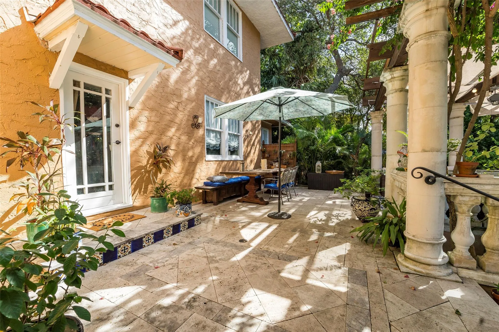 1611 S Olive