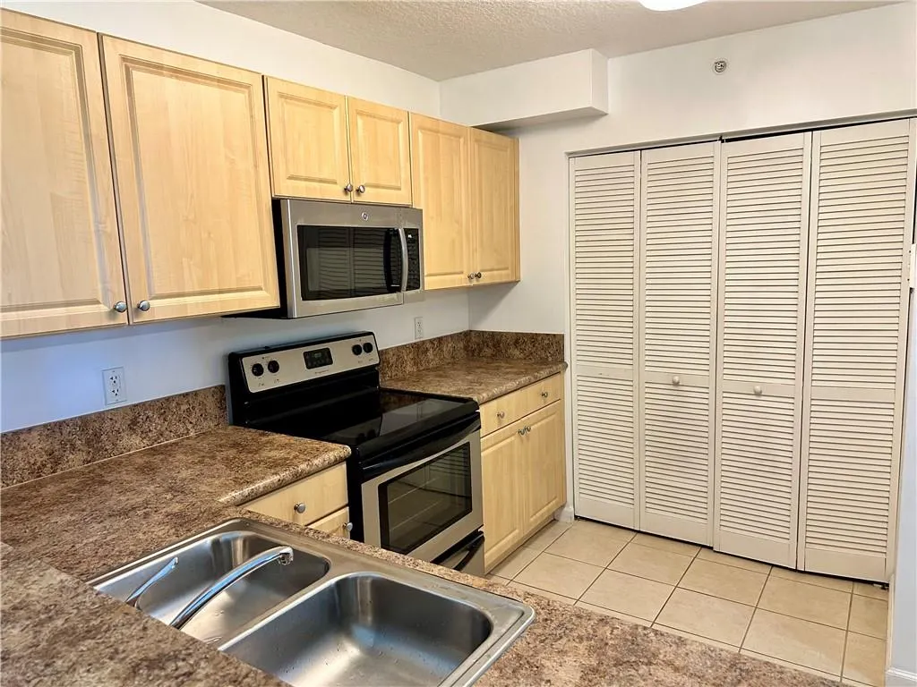 529 E Sheridan St, #3081