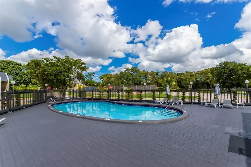 7925 Fairview Dr, #208