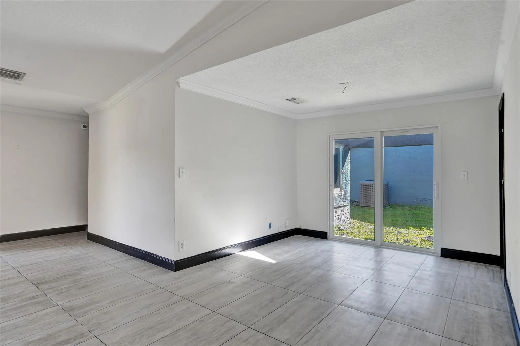 967 NW 89th Ave