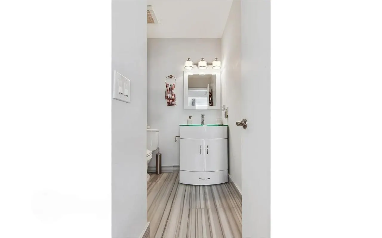 1320 Drexel Ave, #208
