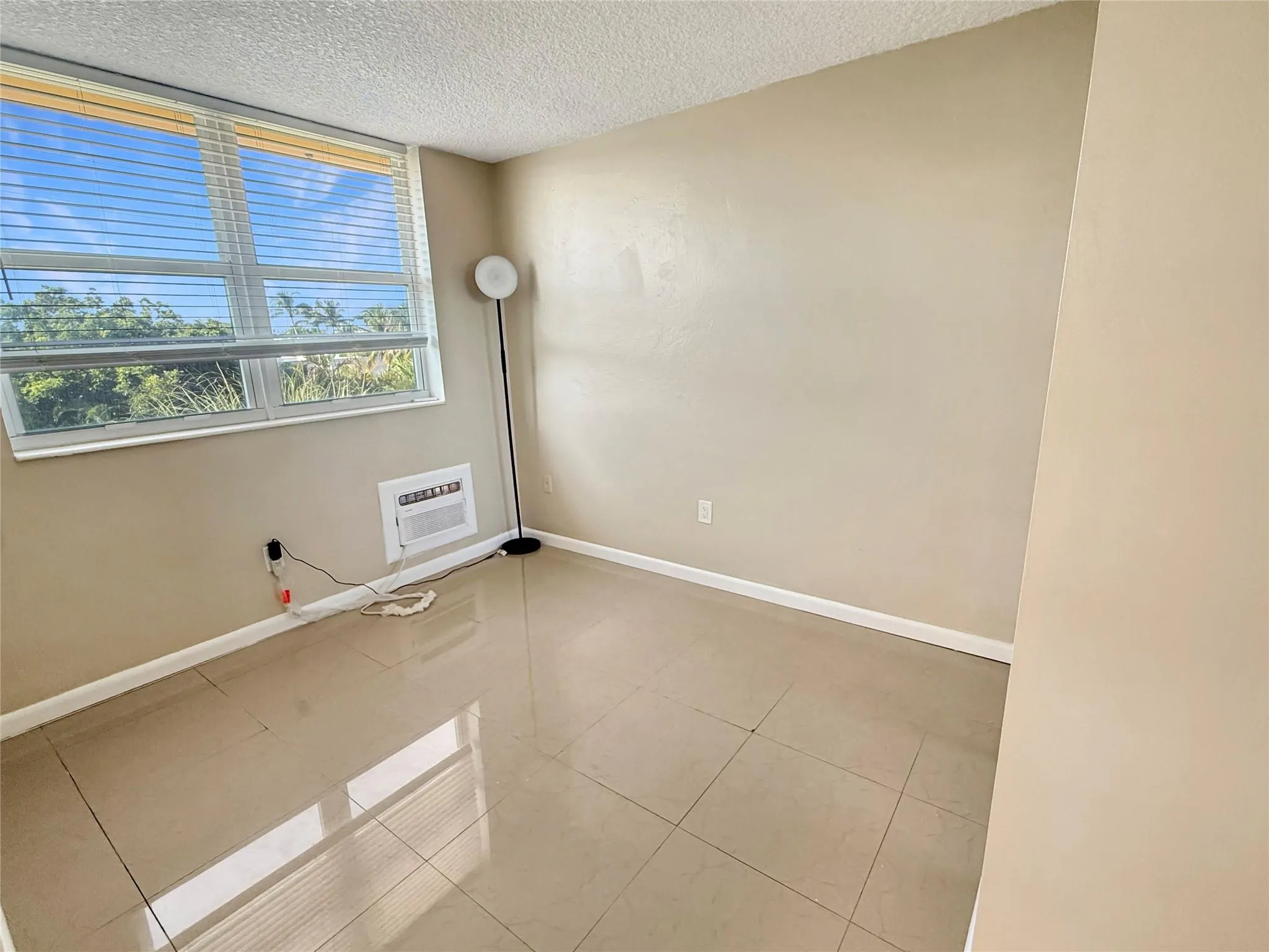 2400 NE 9th St, #301