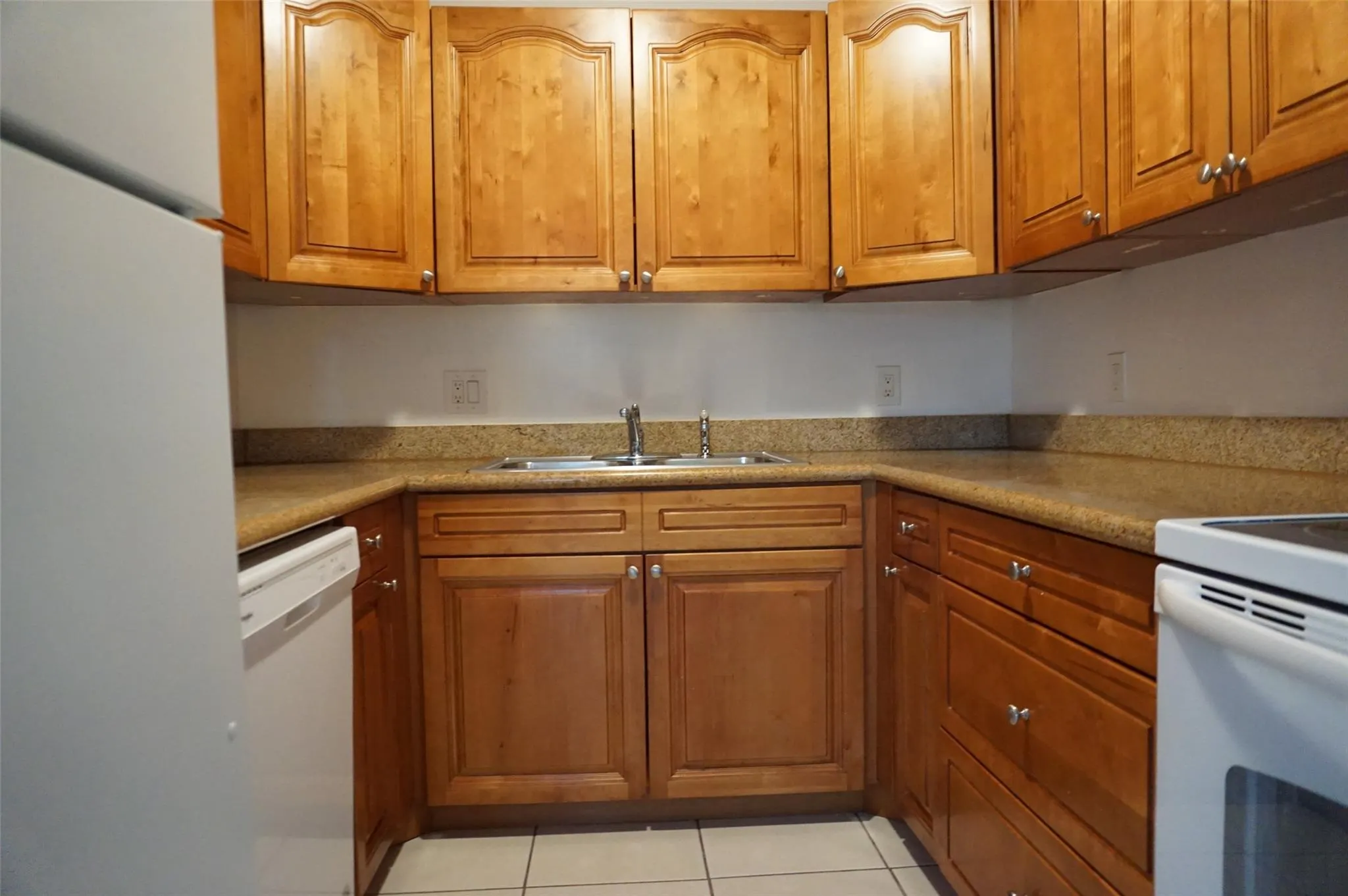 2201 NE 36th St, #104