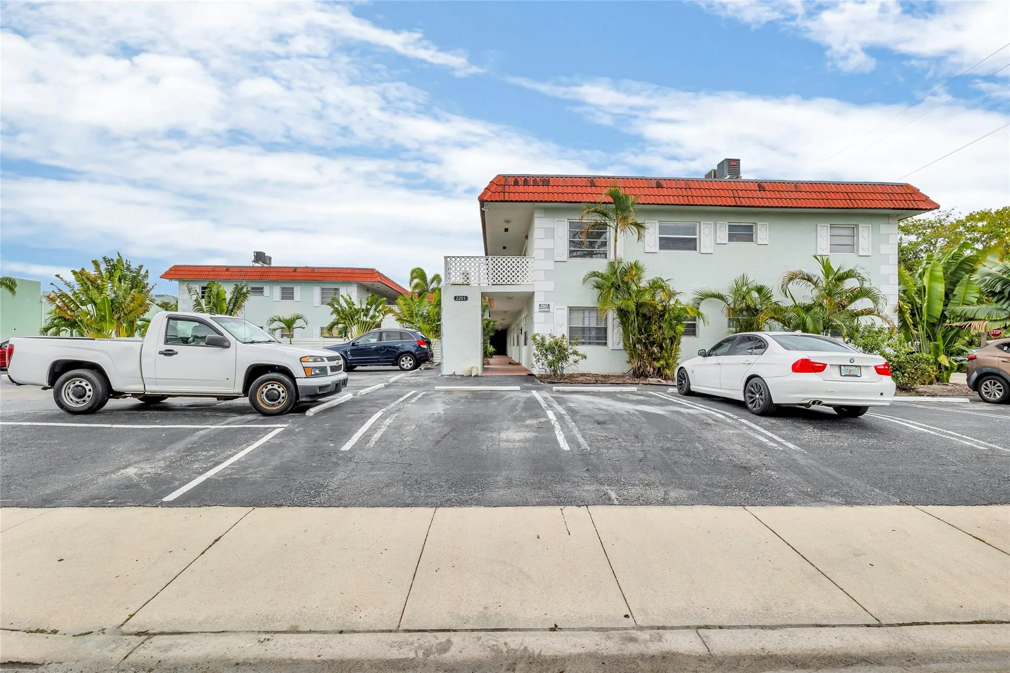 2201 NE 36th St, #104