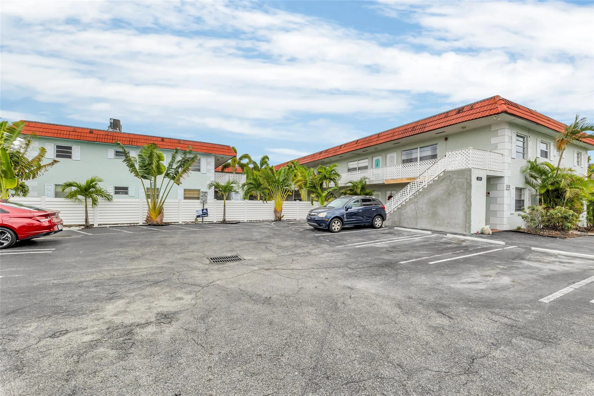 2201 NE 36th St, #104