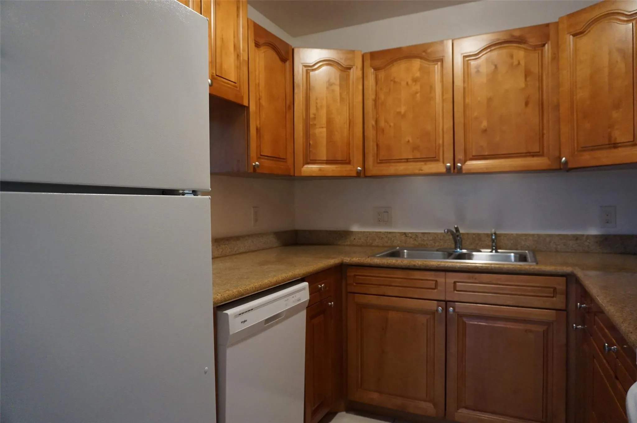 2201 NE 36th St, #104