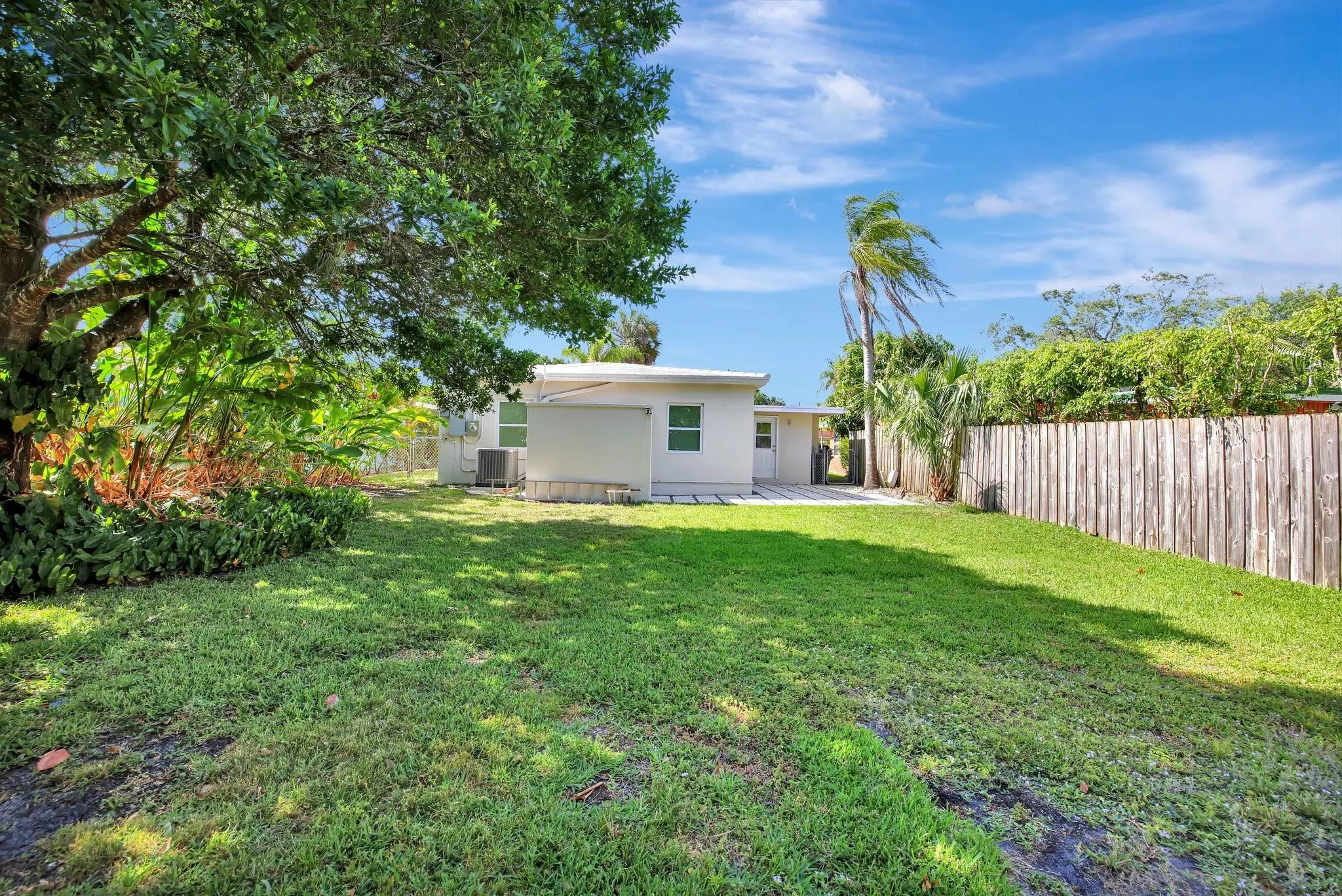 933 SW 19th St