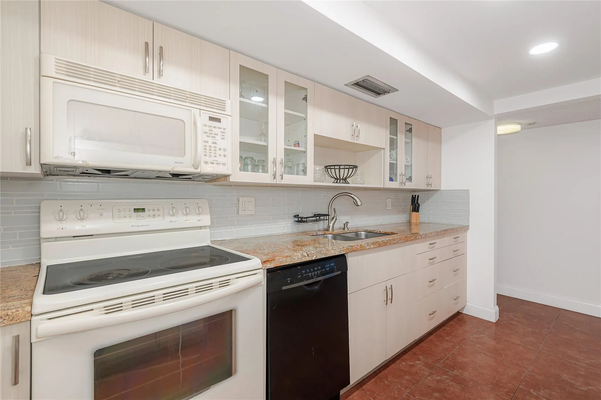 1600 S Ocean Dr, #3B