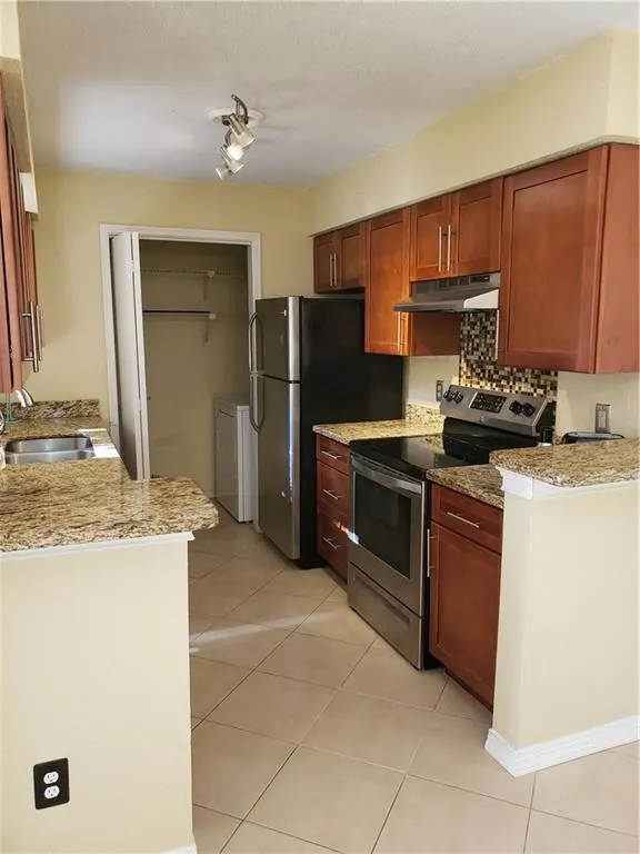 833 Riverside Dr, #824