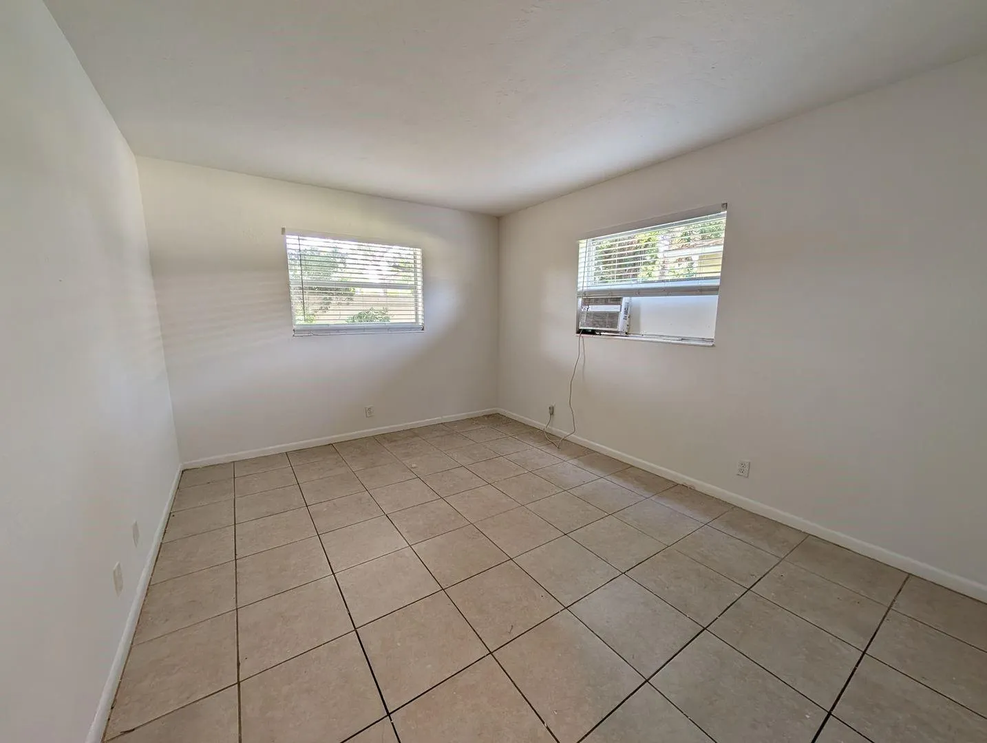 1061 NE 23rd Ter