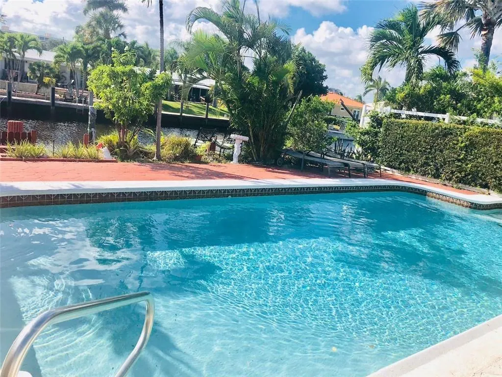 230 Lake Ct