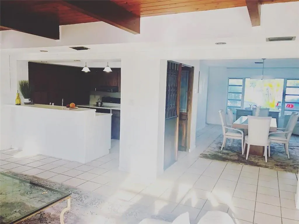 230 Lake Ct