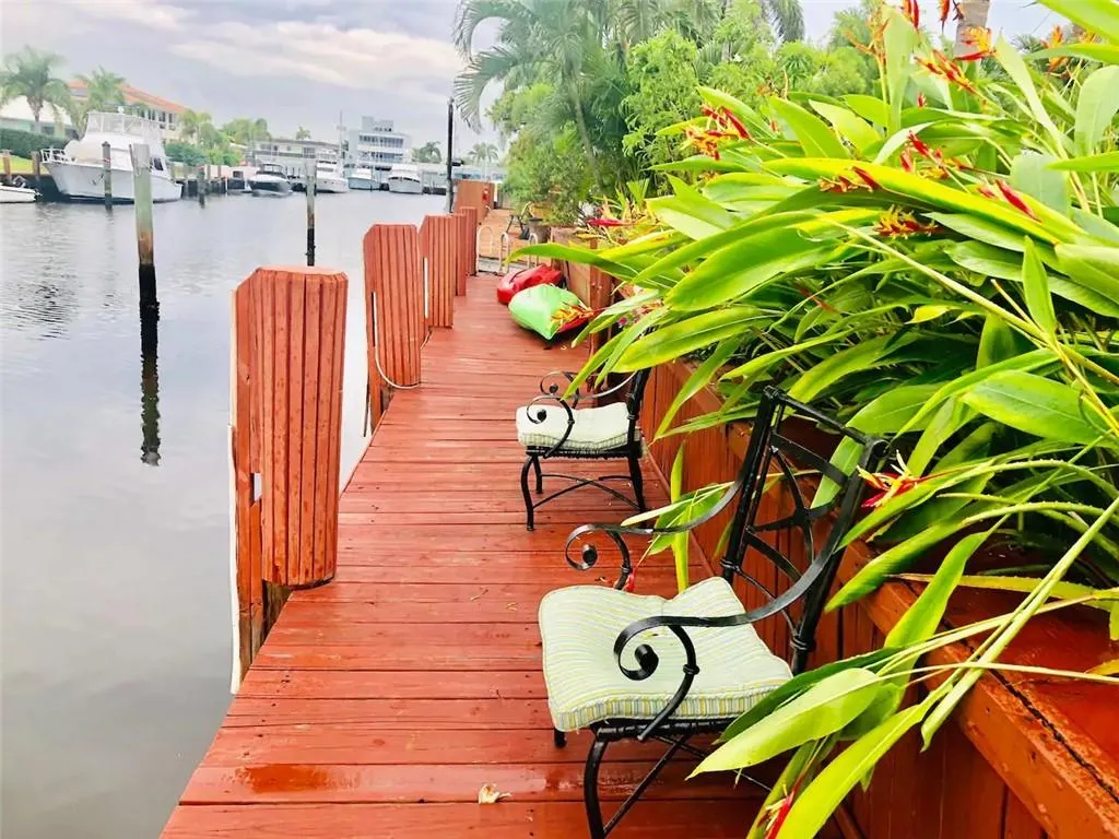 230 Lake Ct