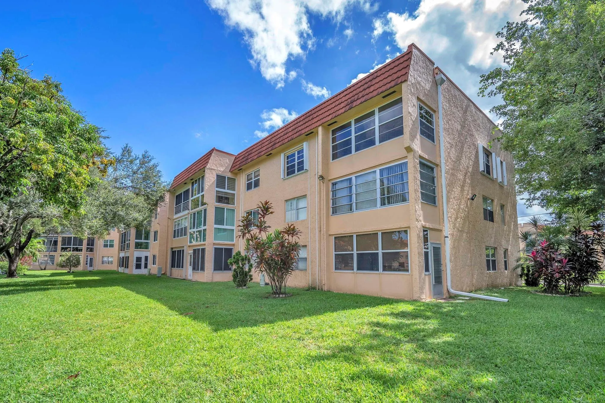 9301 Sunrise Lakes Blvd, #207