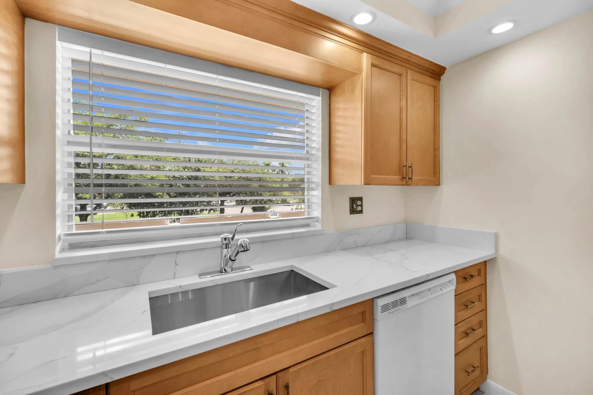 9301 Sunrise Lakes Blvd, #207