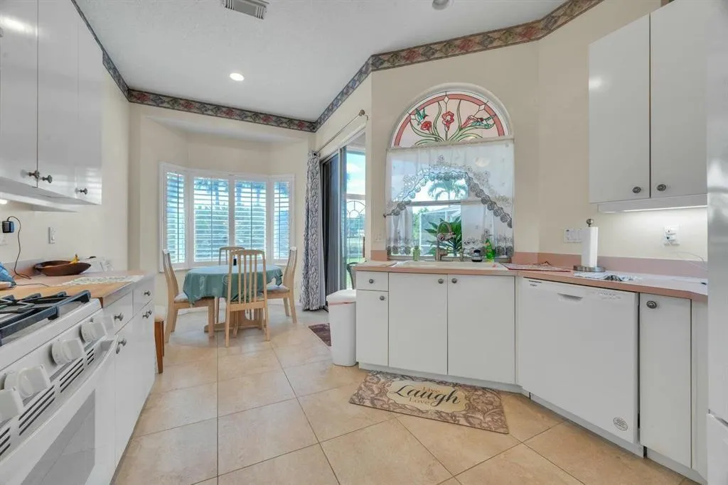 422 SW Horseshoe Bay