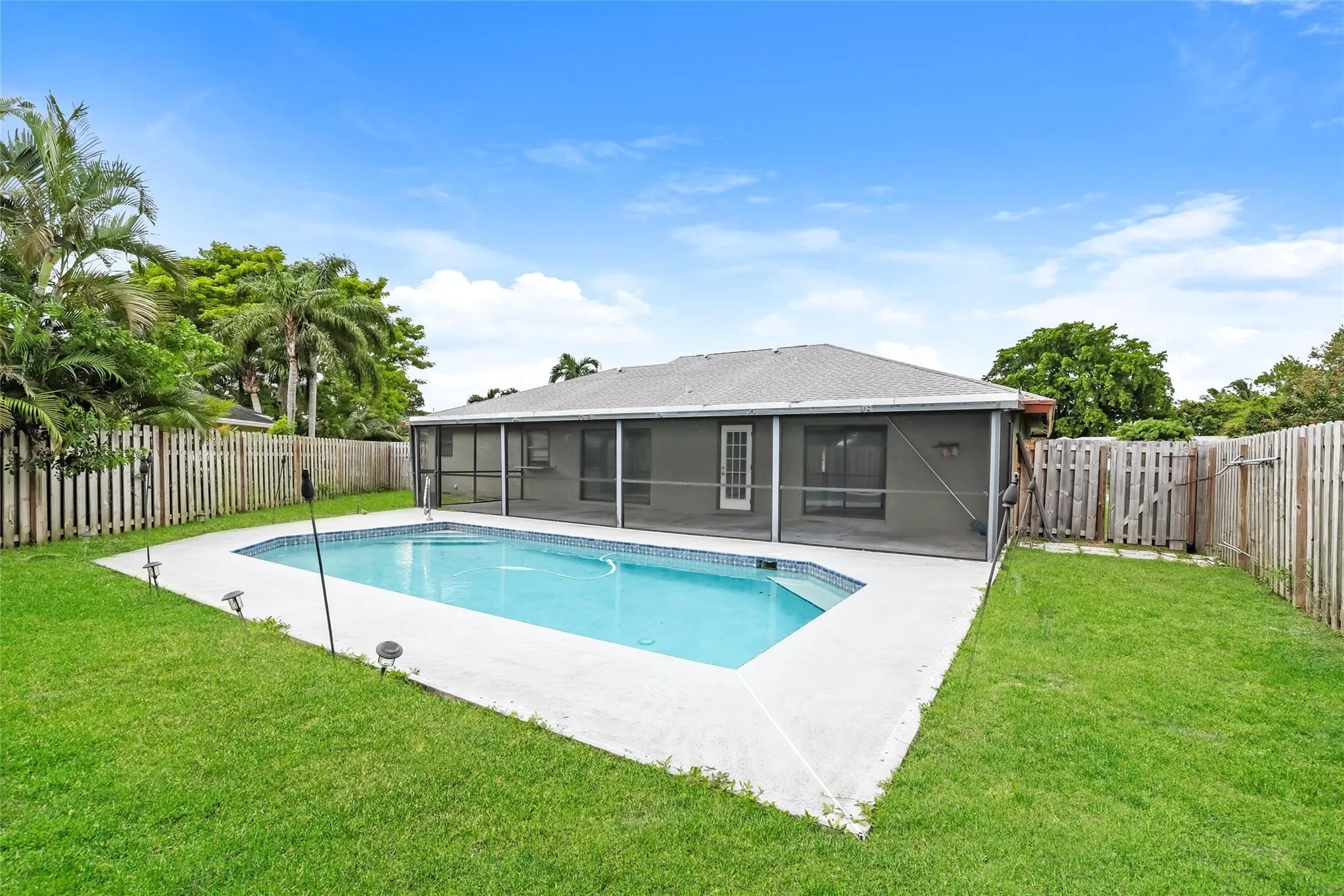 320 Sandpiper Ave