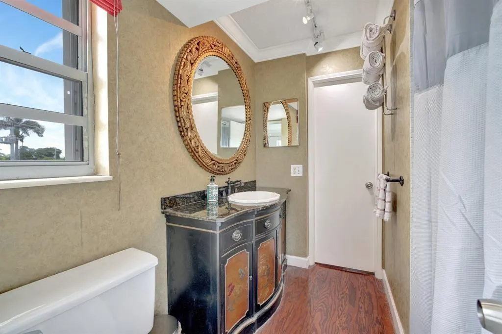 900 NE 18th Ave, #306