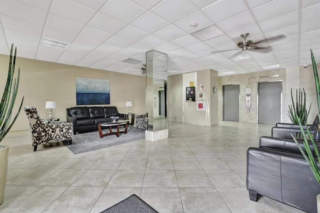 900 NE 18th Ave, #306