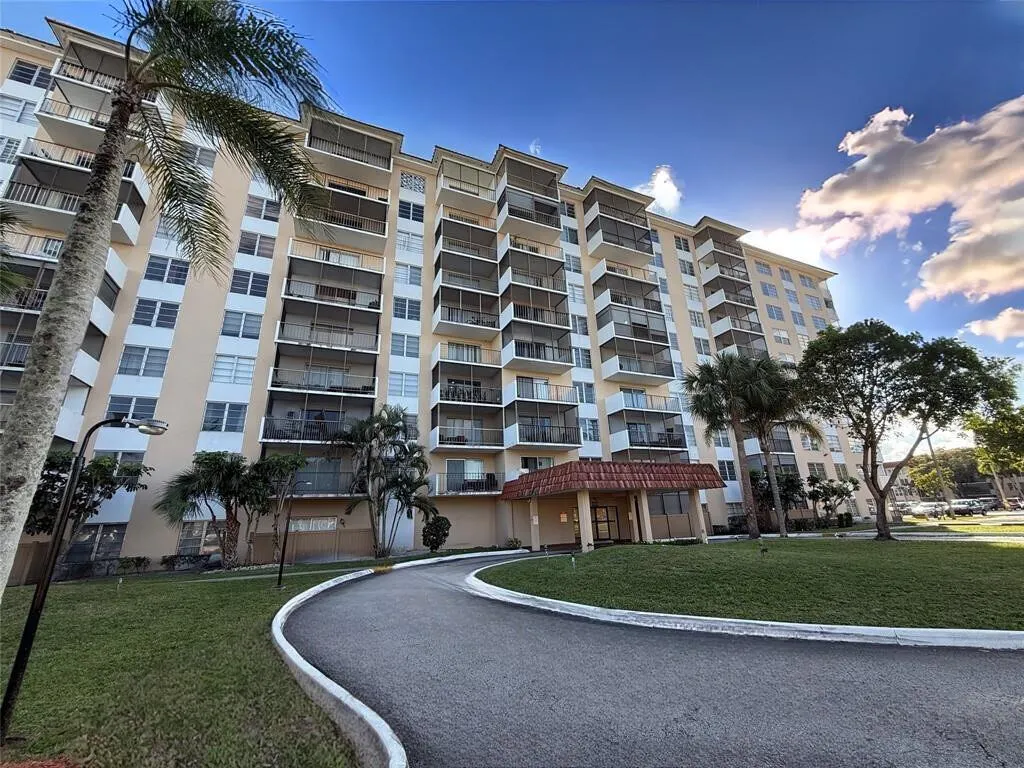 4174 Inverrary Drive, #805