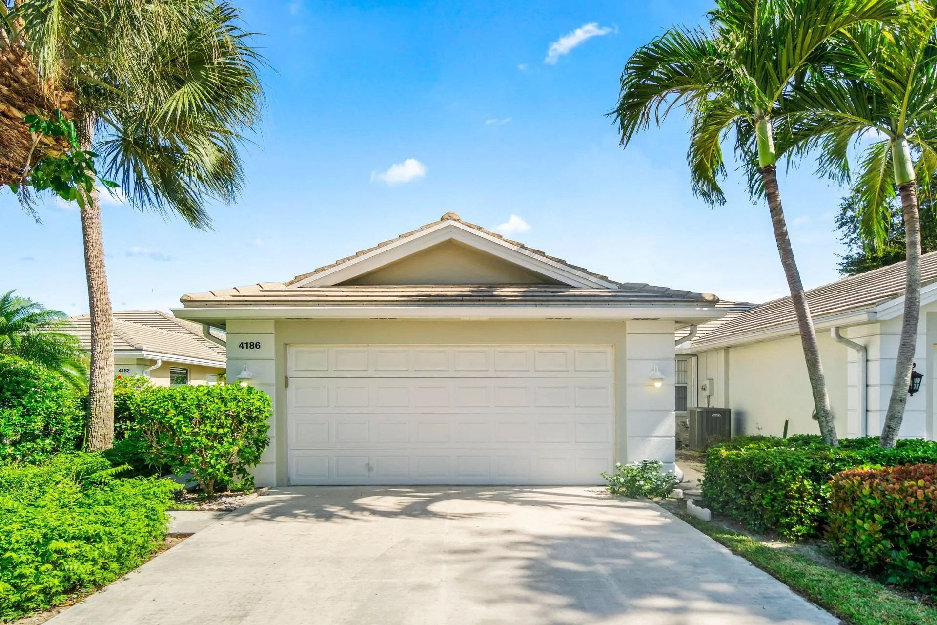 4186 Royal oaks Dr