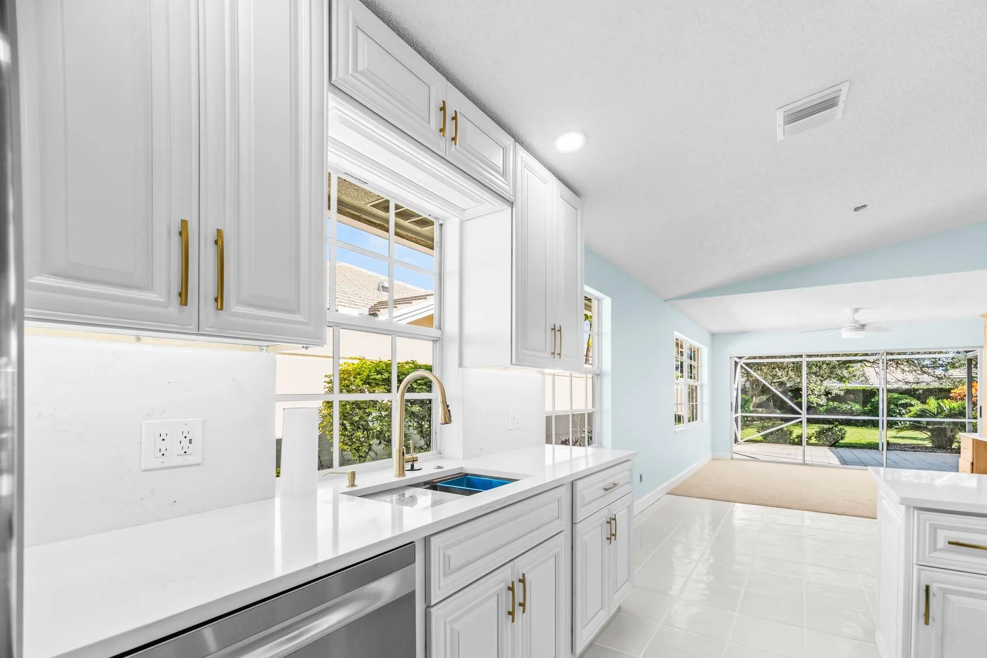 4186 Royal oaks Dr
