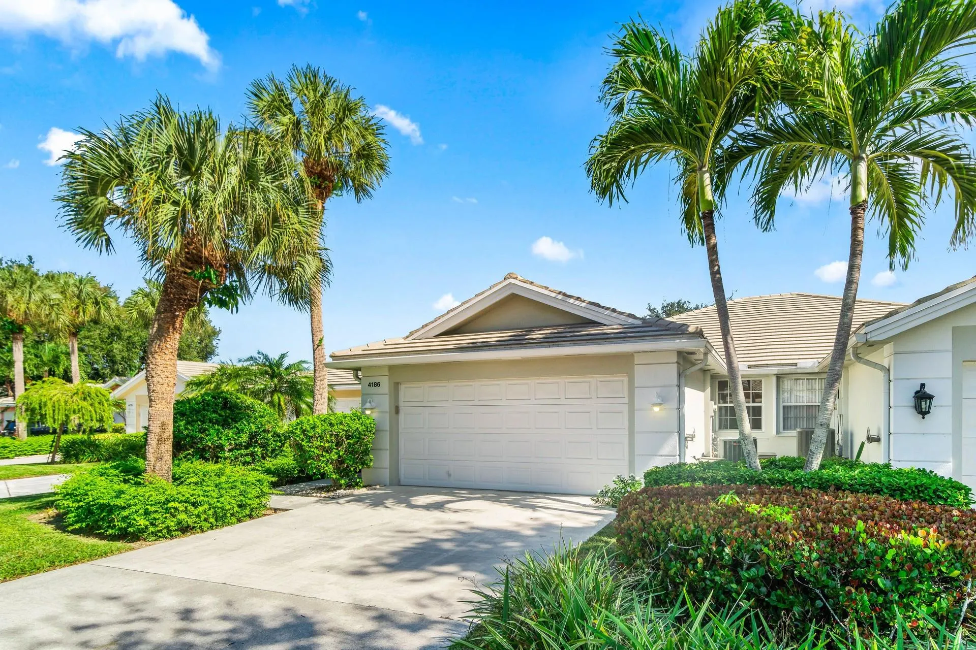4186 Royal oaks Dr