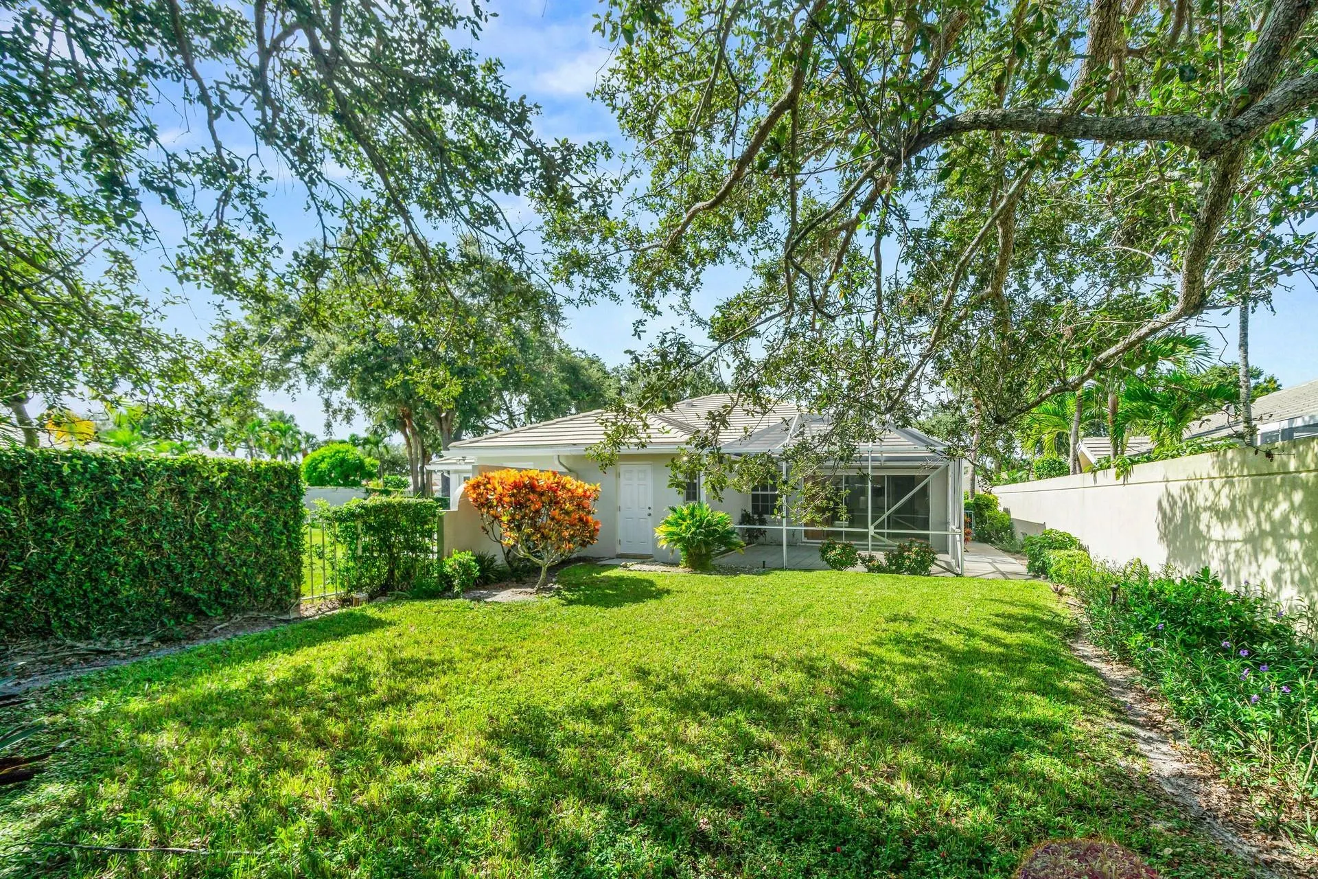 4186 Royal oaks Dr