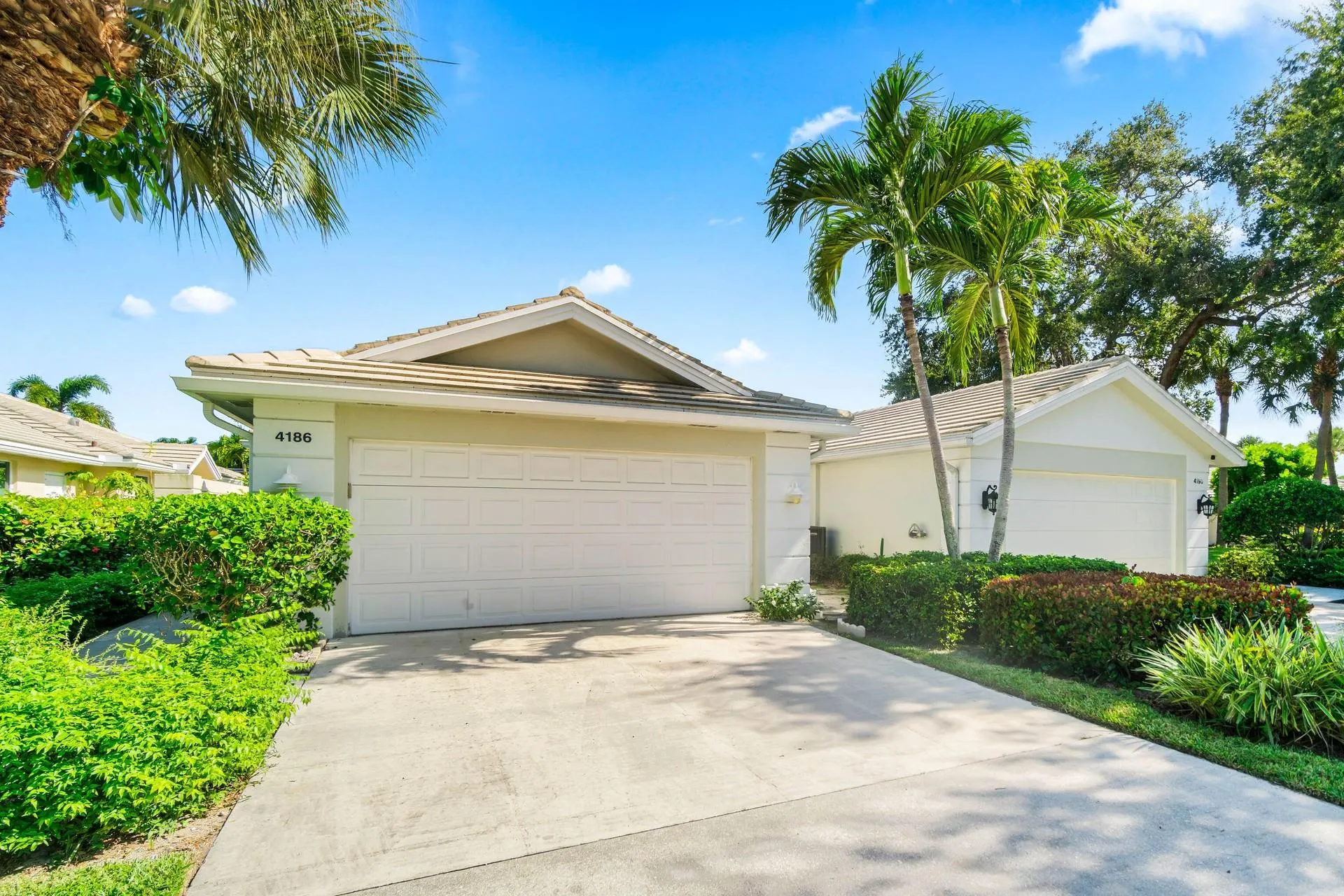 4186 Royal oaks Dr