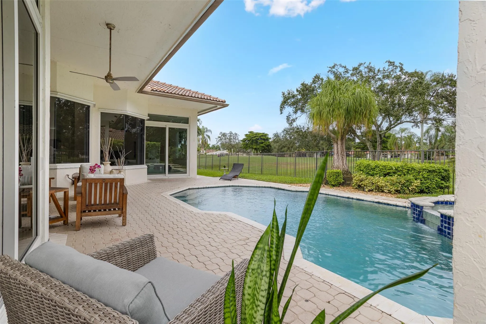 2534 Golf View Dr