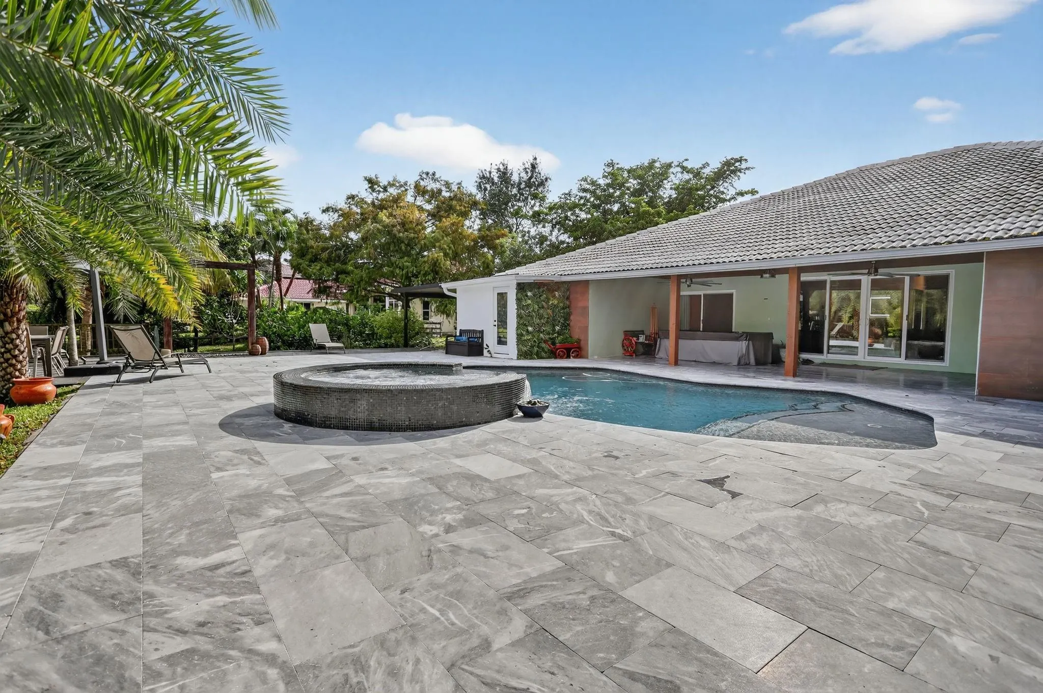 5928 NW 77th Ter