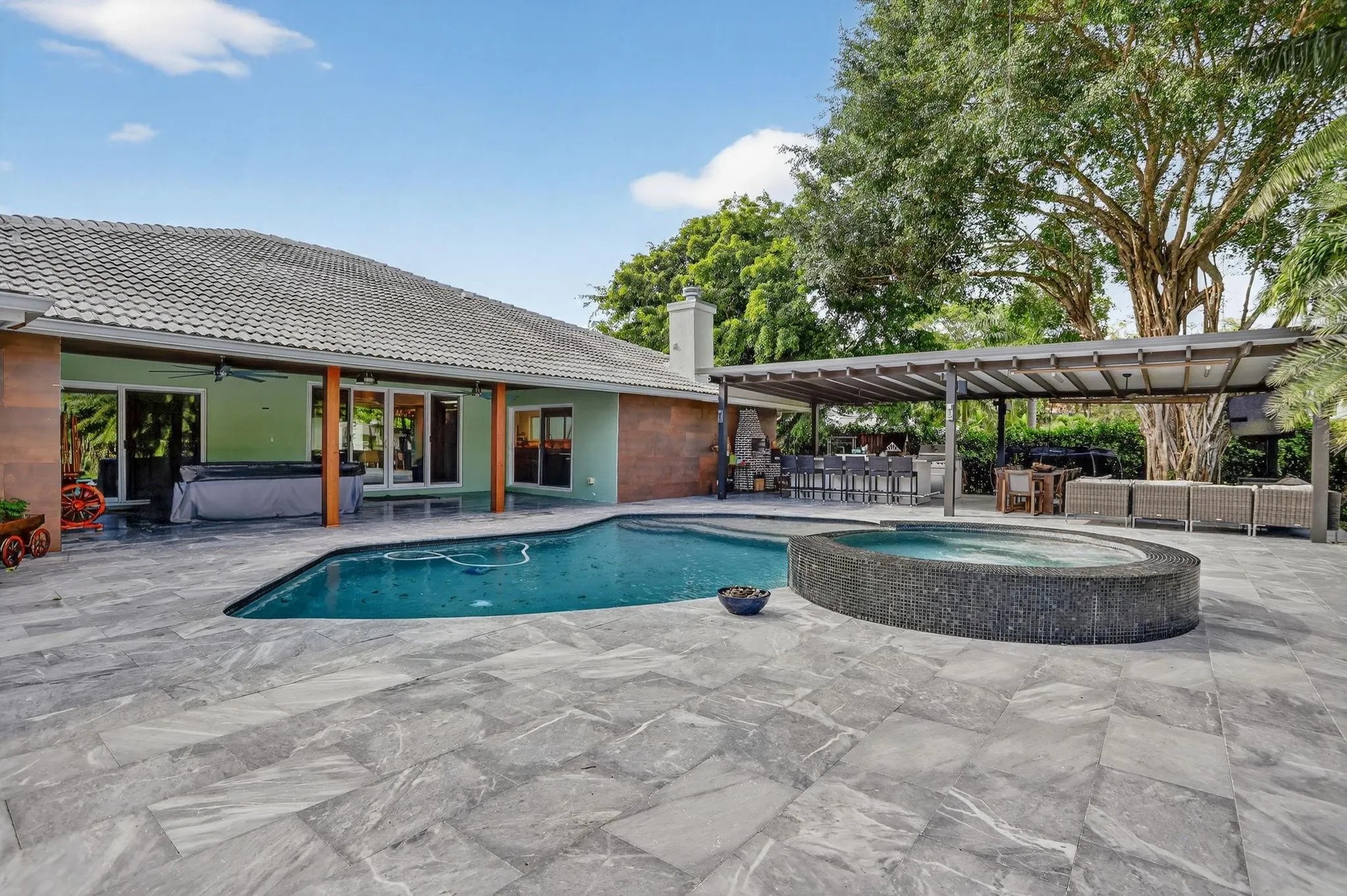 5928 NW 77th Ter
