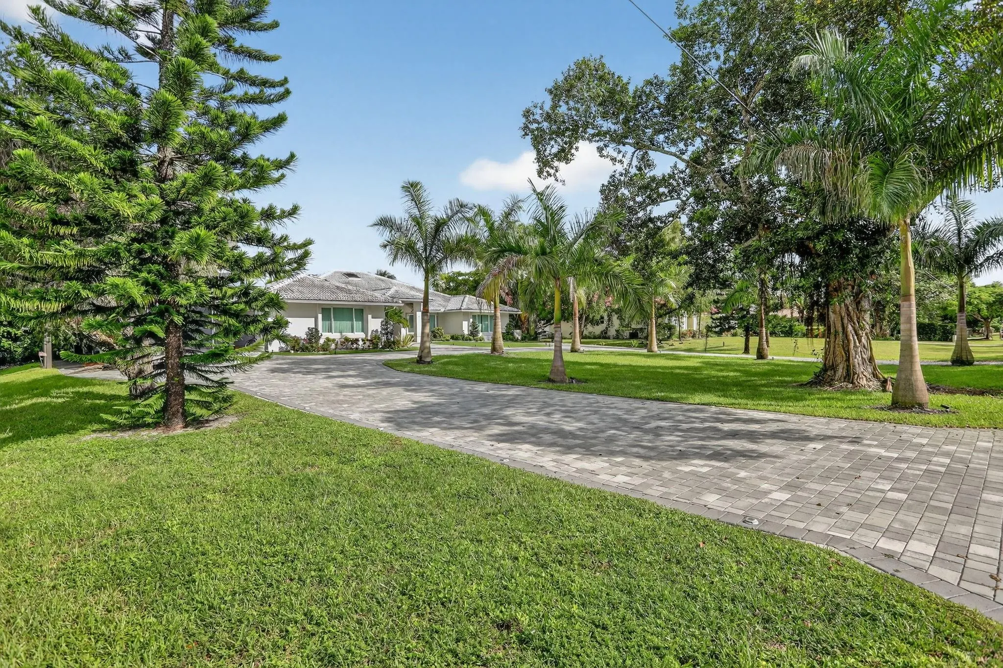 5928 NW 77th Ter