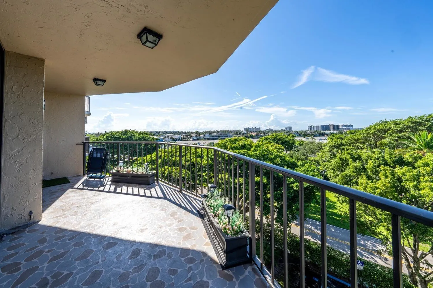 859 Jeffery Street, #6090