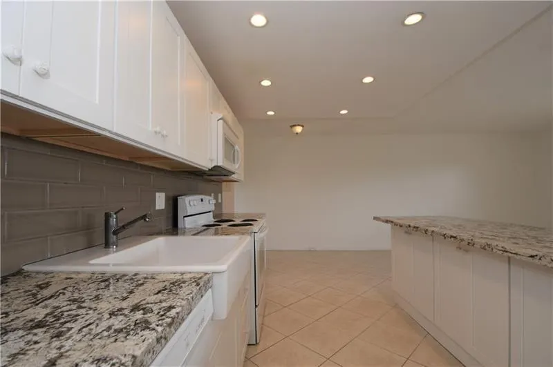 2801 Victoria Way, #J4