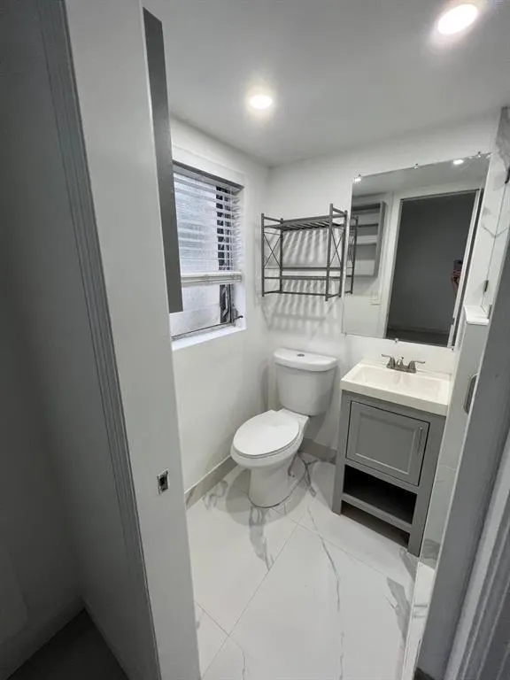 901 N Birch Rd, #9B